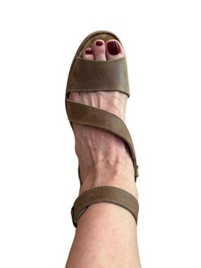 FLY LONDON Camel Ankle Wrap Sandal with Box Size 39